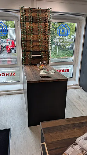 Moderne Schüller Einbauküche L-Form mit Insel Fino Matt Onyxschwarz mit Antifingerprint