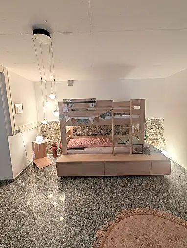 Etagenbett mit Plattformkorpus