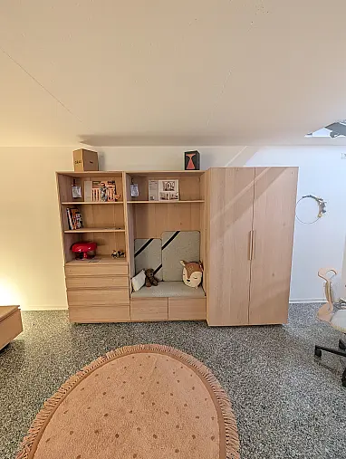 Kleiderschrank, Regal und Sitznische