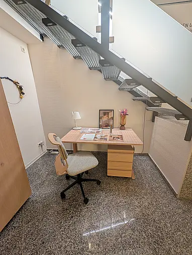 Schreibtisch mit Drehstuhl und Rollcontainer