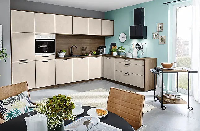 L-Küche in Beton Sand NB und Nussbaum NB Farbkombination