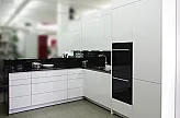 Rotpunkt Küche, Fronten grifflos in Lacklaminat Hochglanz weiß, Arbeitsplatte Granit braun antique