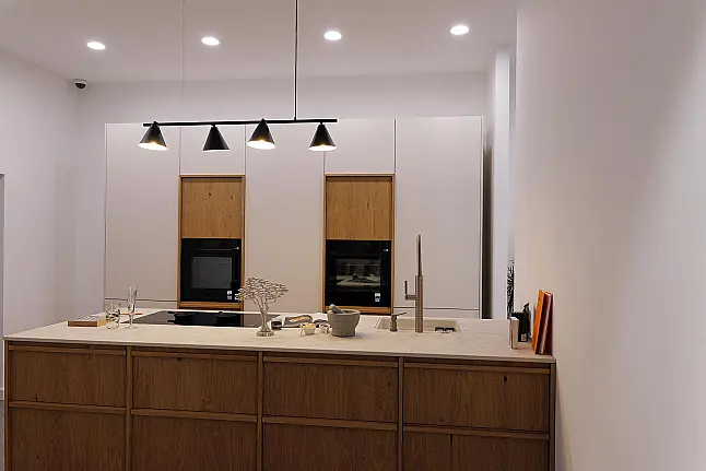 Einbauküche im Japandi-Stil mit Dekton-APL