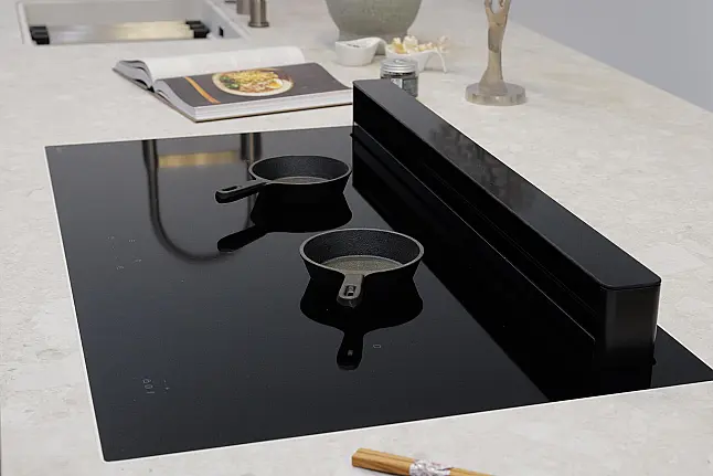 Einbauküche im Japandi-Stil mit Dekton-APL