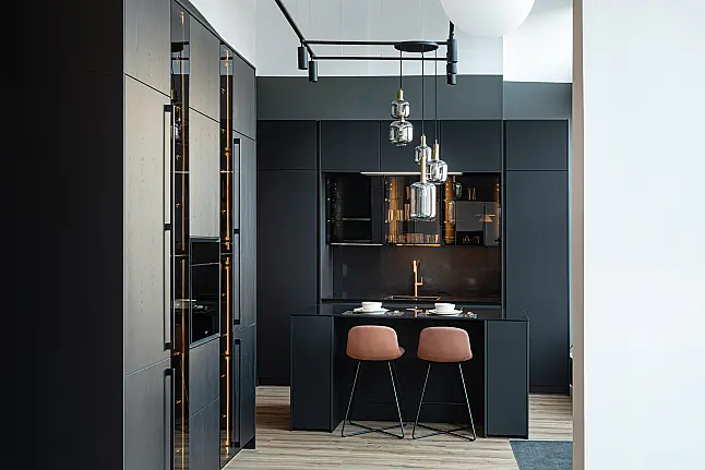 Grifflose Designküche mit Kochinsel in Schwarz Matt