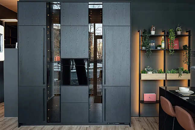 Grifflose Designküche mit Kochinsel in Schwarz Matt