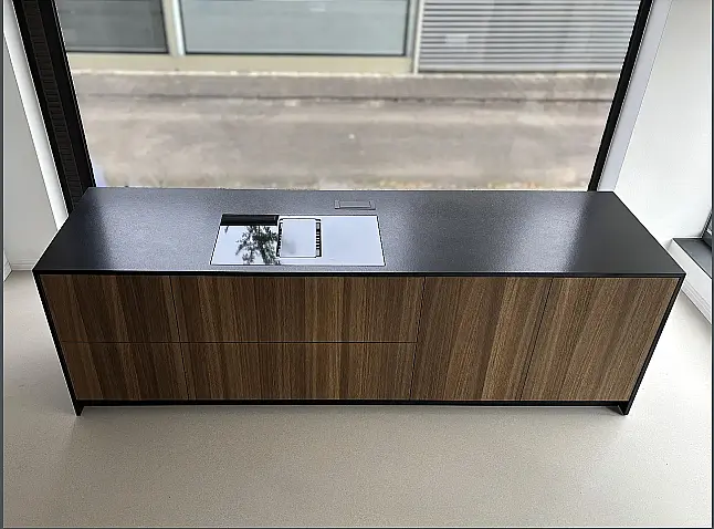 Designerinsel iit Nero Assoluto Antik kombiniert mit Echtholz-Furnier