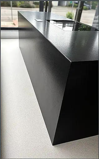 Designerinsel iit Nero Assoluto Antik kombiniert mit Echtholz-Furnier