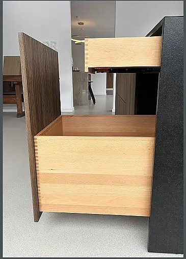 Designerinsel iit Nero Assoluto Antik kombiniert mit Echtholz-Furnier