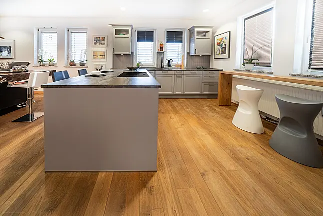 Ausstellungsküche in L Form Im Landhausstil,  Holz  Rahmen Esche massiv, Füllung furniert, perlgrau