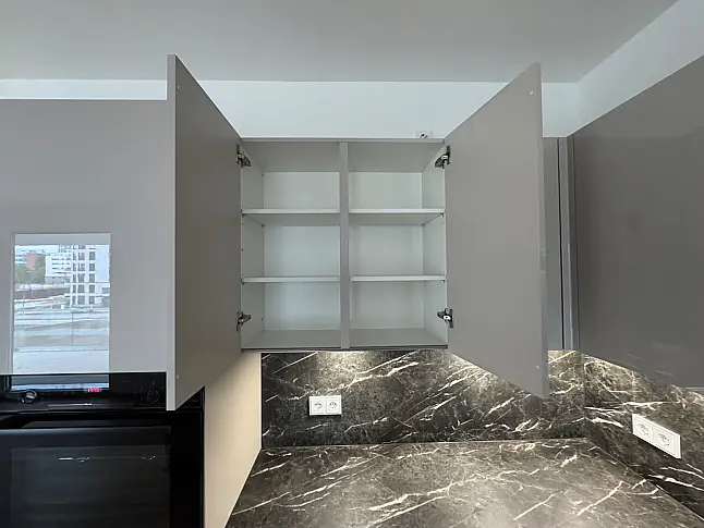 Moderne U-Küche mit Arbeitsplatte in Marmor Teramo Nachbildung