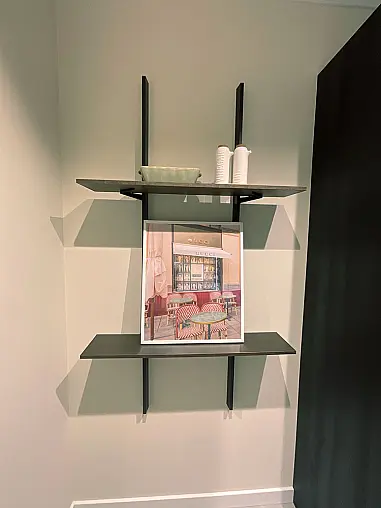 elegante Küche mit Keramik und Messing