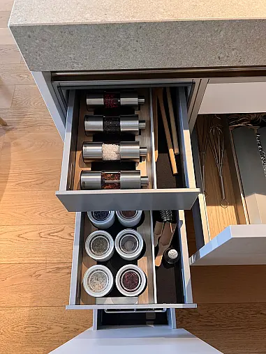 Luxuriöse Inselküche mit Keramikplatte
