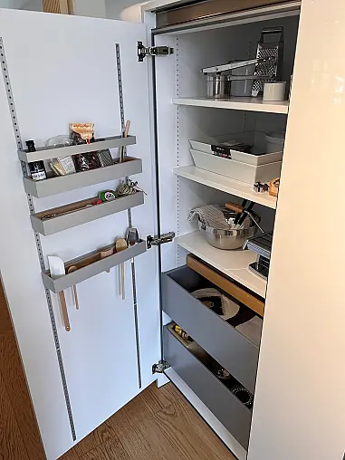 Luxuriöse Inselküche mit Keramikplatte