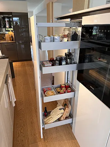 Luxuriöse Inselküche mit Keramikplatte