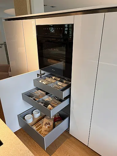 Luxuriöse Inselküche mit Keramikplatte