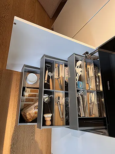 Luxuriöse Inselküche mit Keramikplatte