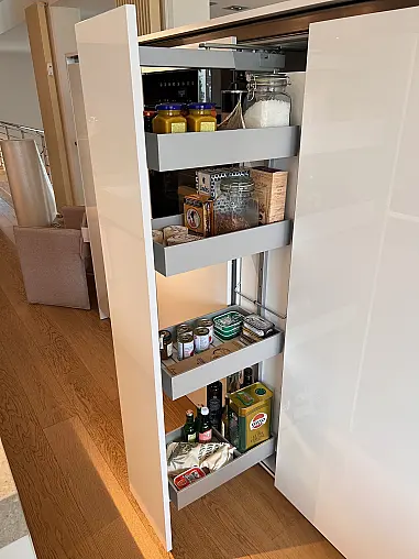 Luxuriöse Inselküche mit Keramikplatte
