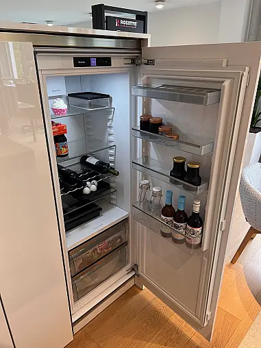 Luxuriöse Inselküche mit Keramikplatte