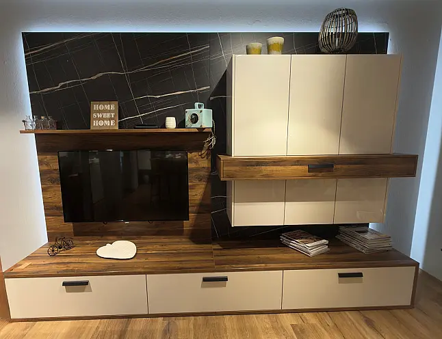 TV- Wohnwand mit LED-Beleuchtung