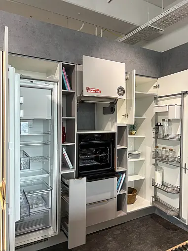 Abverkaufsküche mit Halbinsel inkl. Geräten