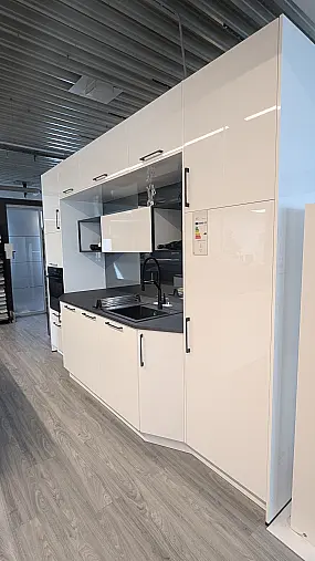 Küchenzeile mit Insel in weiß Hochglanz, Kochfeld mit Downdraft