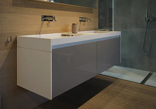 Edler Waschtisch "Evoluzione" mit Wandspiegel "Parabola"