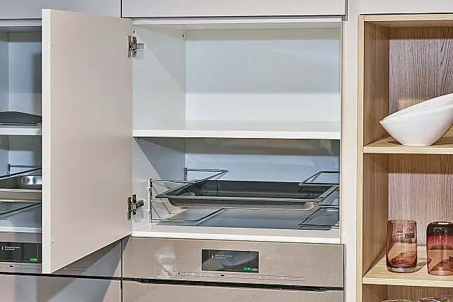 Koje 138 KL: Weiße grifflose Inselküche mit Keramik Arbeitsplatte