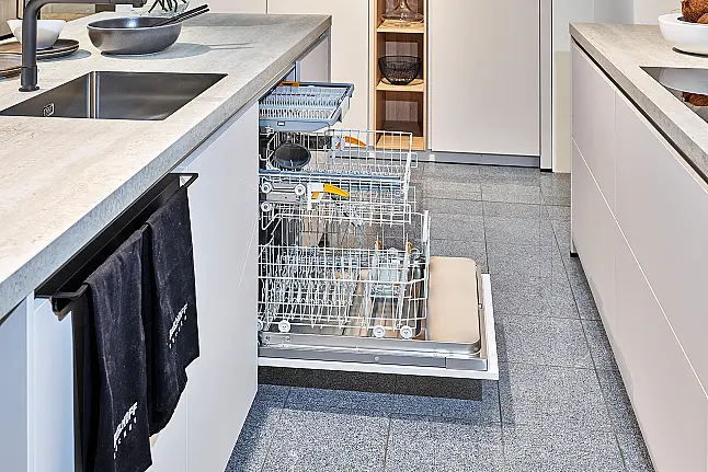 Koje 138 KL: Weiße grifflose Inselküche mit Keramik Arbeitsplatte