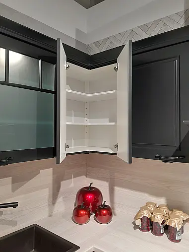 Moderne Landhaus-Küche in Schwarz