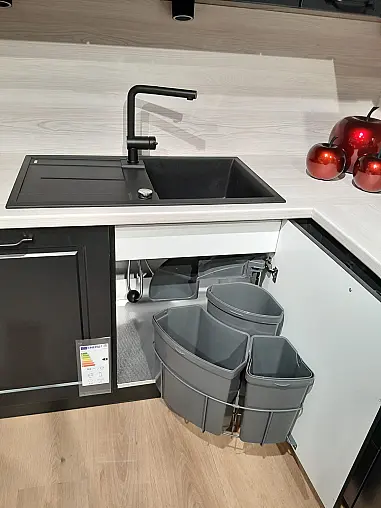 Moderne Landhaus-Küche in Schwarz