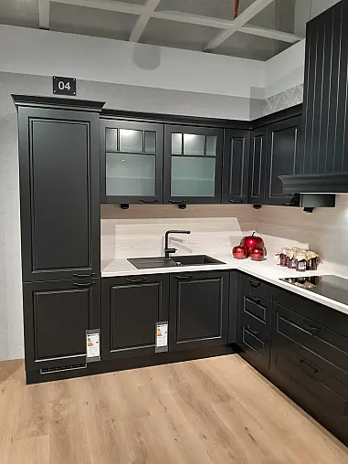 Moderne Landhaus-Küche in Schwarz