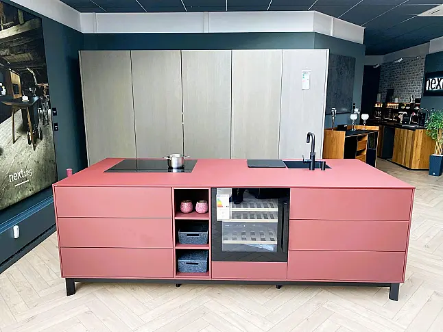 grifflose Architektur-Küche mit Pocket-Türen und Kochinsel