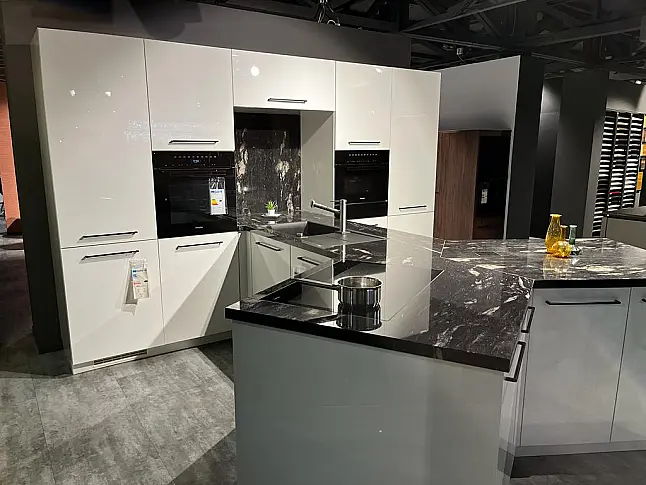 Exklusive Ballerina Designküche mit Granit Black Cosmic und hochwertiger Miele-Ausstattung