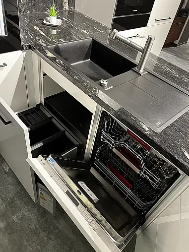 Exklusive Ballerina Designküche mit Granit Black Cosmic und hochwertiger Miele-Ausstattung