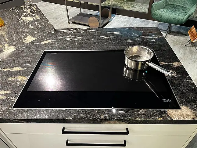 Exklusive Ballerina Designküche mit Granit Black Cosmic und hochwertiger Miele-Ausstattung