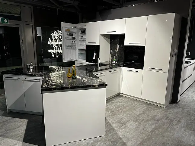Exklusive Ballerina Designküche mit Granit Black Cosmic und hochwertiger Miele-Ausstattung