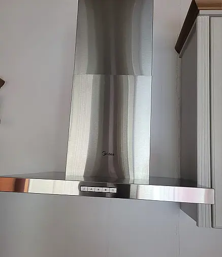 Moderne Landhausküche mit allen e-Geräten