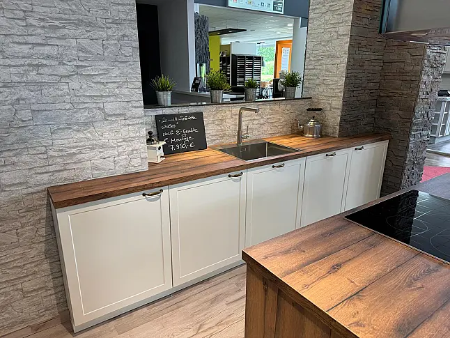 Landhausküche mit allen Elektrogeräten