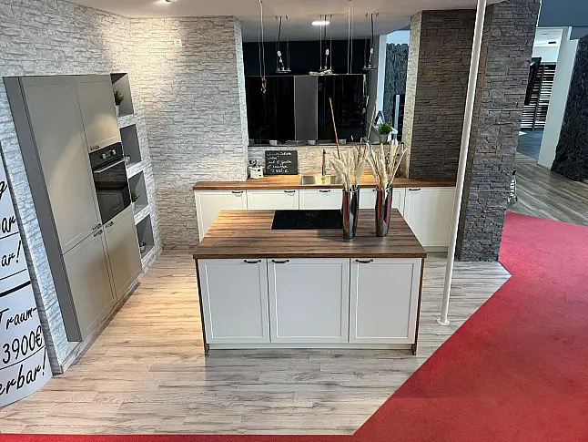 Landhausküche mit allen Elektrogeräten