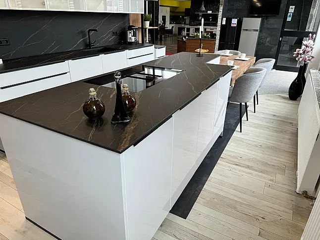 Moderne Designer-Ausstellungsküche mit Eleganten Kontrasten und Vollausstattung