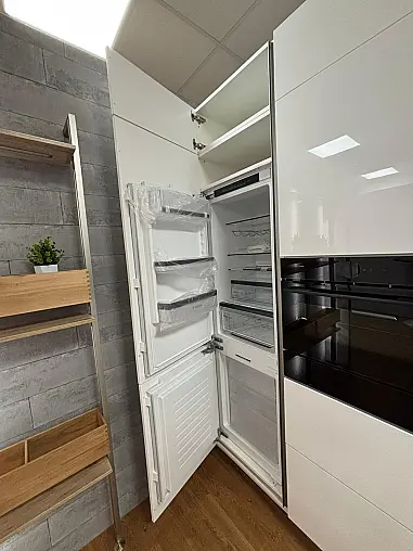 moderne grifflose Küche in Weiß-Hochglanz