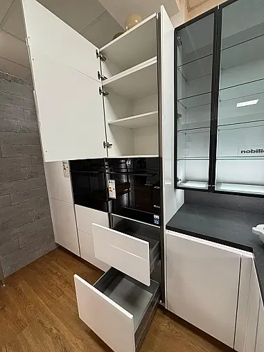 moderne grifflose Küche in Weiß-Hochglanz