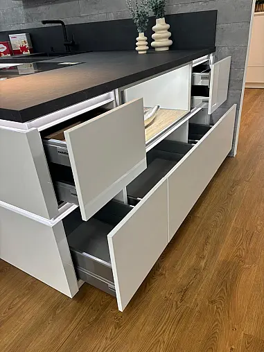 moderne grifflose Küche in Weiß-Hochglanz
