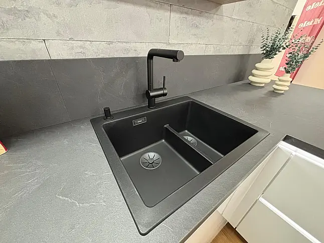 moderne grifflose Küche in Weiß-Hochglanz