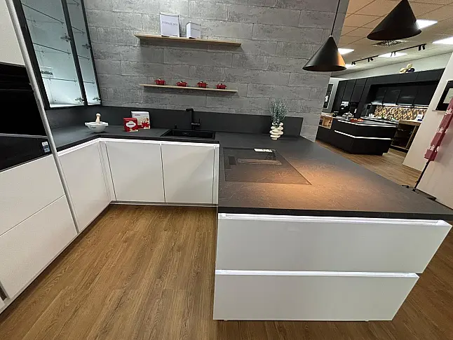 moderne grifflose Küche in Weiß-Hochglanz