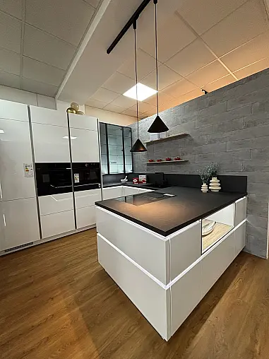 moderne grifflose Küche in Weiß-Hochglanz