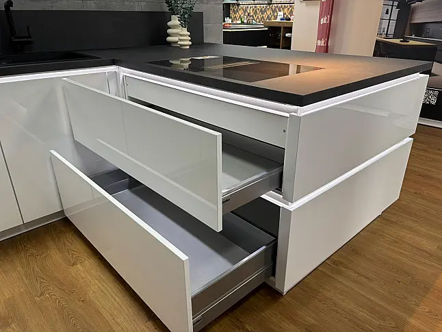 moderne grifflose Küche in Weiß-Hochglanz