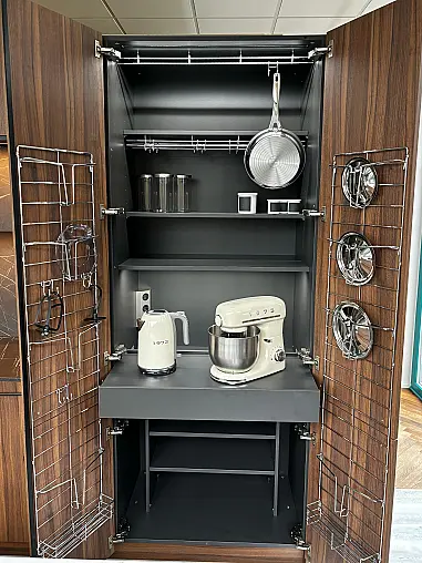 - Hochschrankzeile mit Kochinsel und Highboard - Marmoroptik und Nussbaum-Holznachbildung