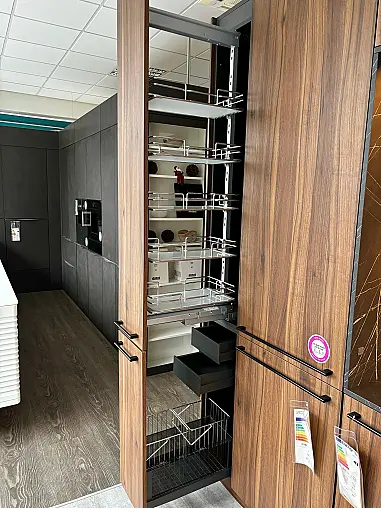 - Hochschrankzeile mit Kochinsel und Highboard - Marmoroptik und Nussbaum-Holznachbildung